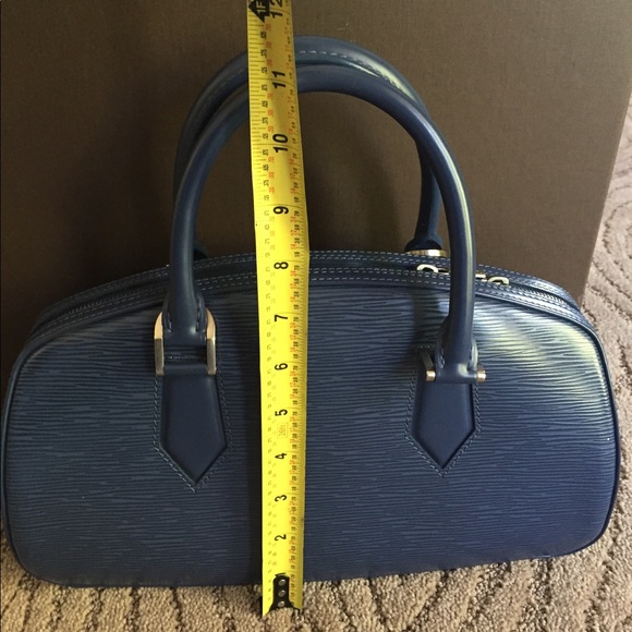 This LV purse is great for crossbody or with the handle. Looks brand new. - Picture 4 of 5